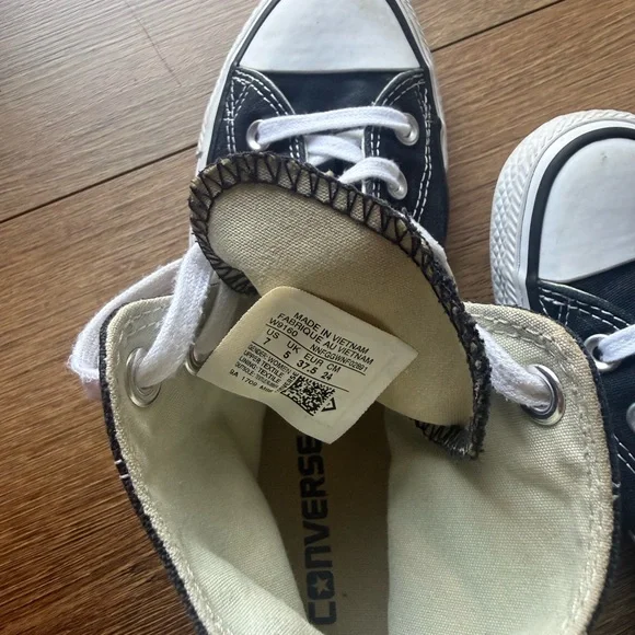 Converse women Black & White Chuck Taylor High Top Sneakers Size 7. - Picture 7 of 8